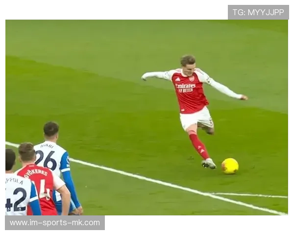 多特弧顶一脚劲射令对手无奈：掌控弧顶的力量在绿茵间绽放